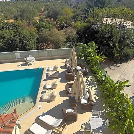 Chateau De Georges Hotel Mavrovoúnion
